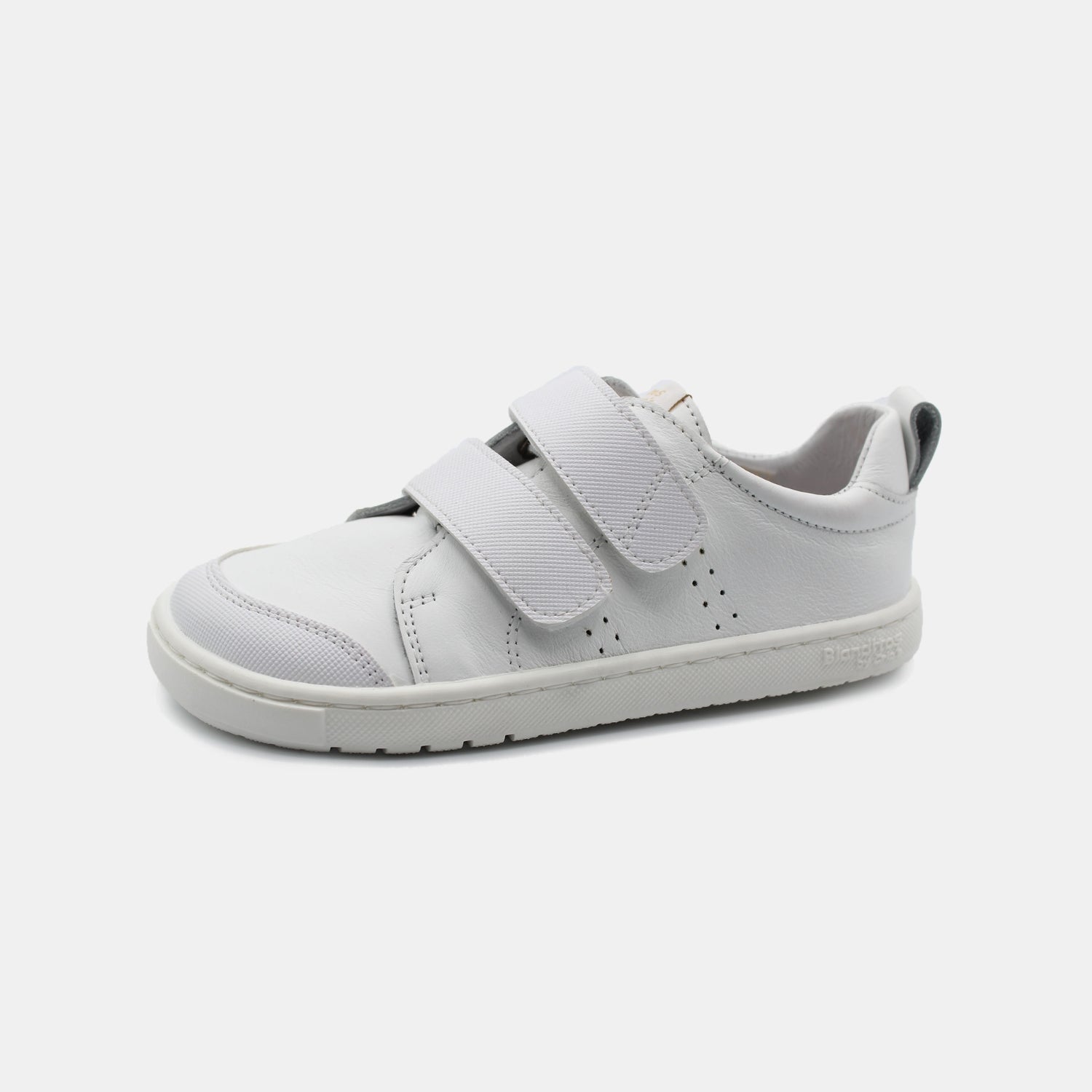 Zapatillas Rio en color Blanco, calzado barefoot para niños de pies libres, flexibles, ergonómicas y ligeras, ideales para el desarrollo natural del pie infantil. 💡 Ideal para todo tipo de empeines.