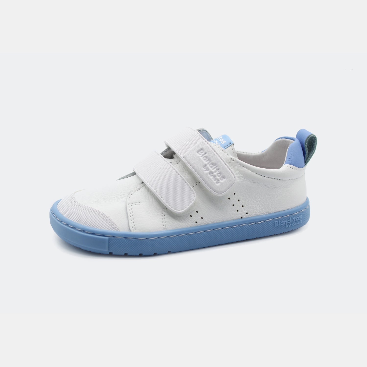 Zapatillas Rio en color Celeste, calzado barefoot para niños de pies libres, flexibles, ergonómicas y ligeras, ideales para el desarrollo natural del pie infantil. 💡 Ideal para todo tipo de empeines.
