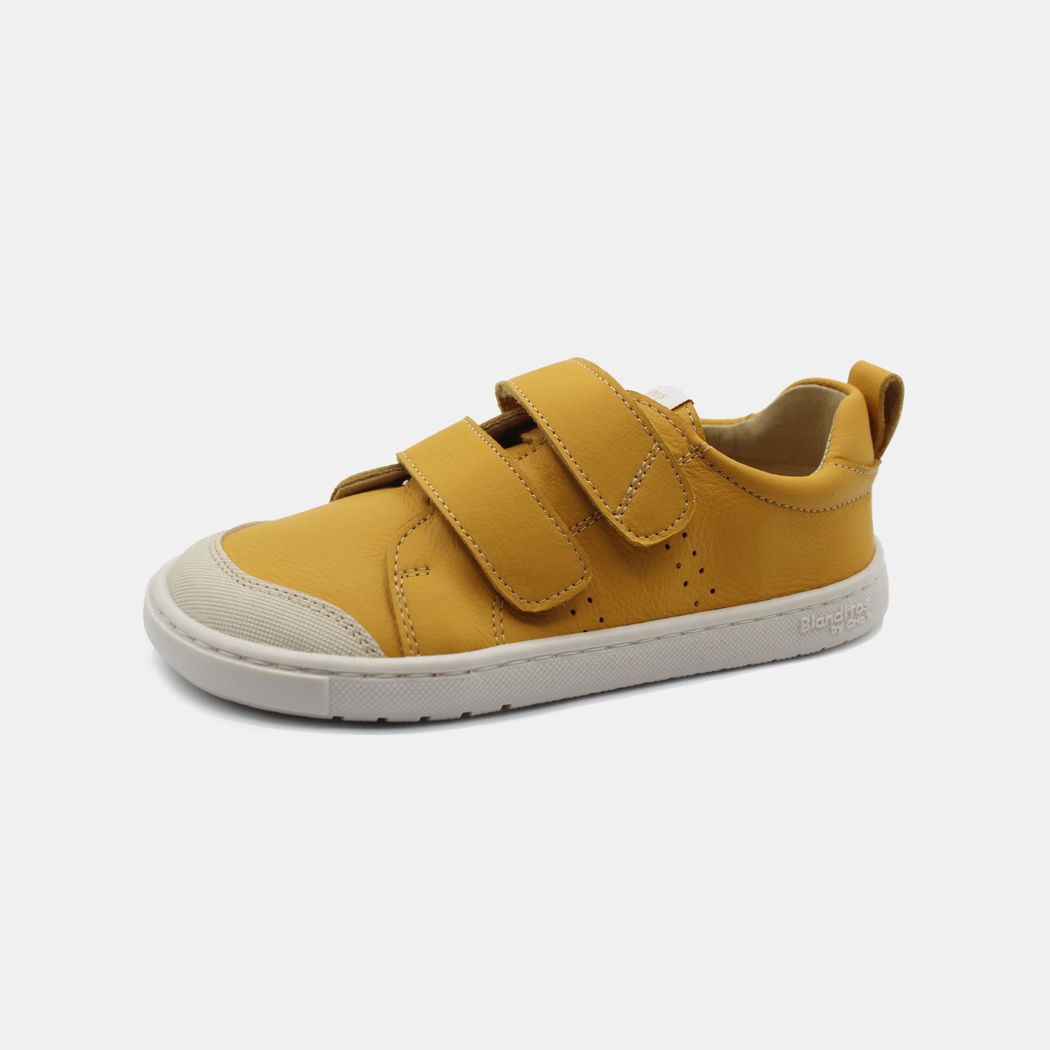 Zapatillas Rio en color Ocre, calzado barefoot para niños de pies libres, flexibles, ergonómicas y ligeras, ideales para el desarrollo natural del pie infantil. 💡 Ideal para todo tipo de empeines.